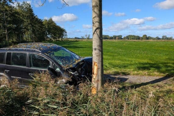 Mehrere schwere Verkehrsunfälle in Cuxhaven: beschädigte Autos, Polizei vor Unfallstelle, teils Verletzte.