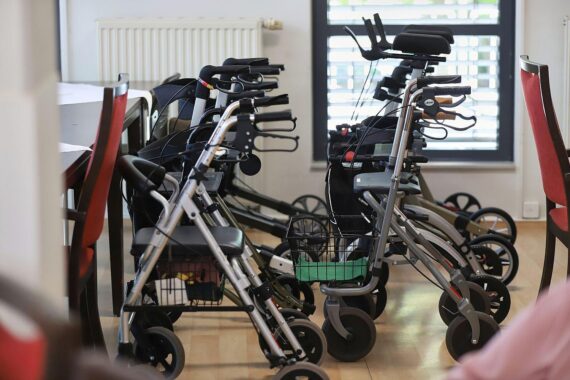 Rollatoren im Pflegeheim: Mehrheit für Pflegedeckel, Begrenzung des Eigenanteils auf 1.500 Euro/Monat.