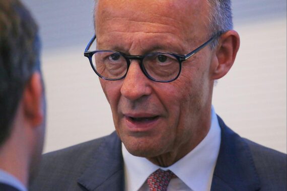 Friedrich Merz bei Pressefoto; Umfragen: Merz als gescheitert, Rücktrittsforderung und mögliche Nachfolger.