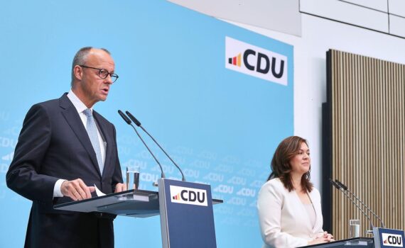 Friedrich Merz und Franziska Hoppermann im Konrad-Adenauer-Haus bei der CDU-Führungsklausur.