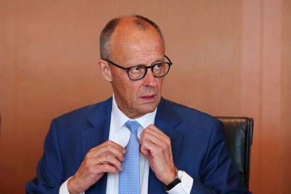 Friedrich Merz in Berlin, am 07.10.2026, kritisiert die Wahl des AfD-Politikers zum Landtagspräsidenten.