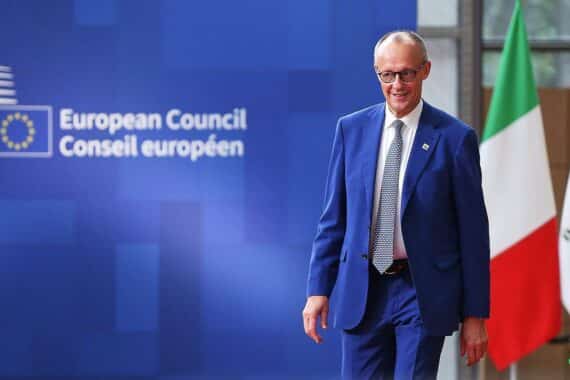 Friedrich Merz in Brüssel bei seiner Ankunft zum EU-Gipfel, Gespräch über EU-Finanzrahmen und Kürzungen.