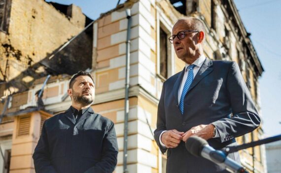 Bundeskanzler Friedrich Merz trifft Wolodymyr Selenskyj: Besuch in der Ukraine, Unterstützung für Luftverteidigung.