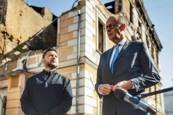 Bundeskanzler Friedrich Merz trifft Wolodymyr Selenskyj: Besuch in der Ukraine, Unterstützung für Luftverteidigung.