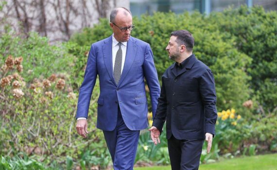 Friedrich Merz und Wolodymyr Selenskyj (Archivfoto) im Telefongespräch über russische Angriffe und Energieinfrastruktur.