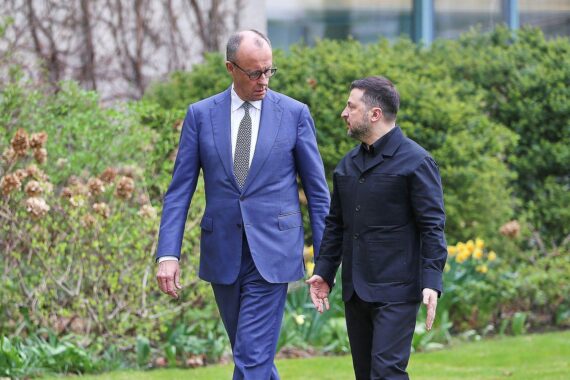 Friedrich Merz und Wolodymyr Selenskyj (Archivfoto) im Telefongespräch über russische Angriffe und Energieinfrastruktur.