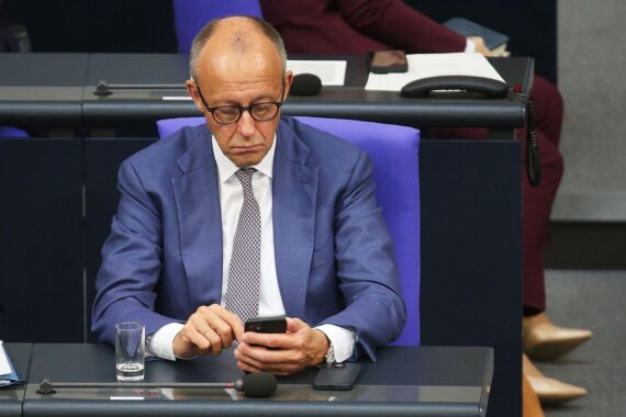 Friedrich Merz im Archivfoto, Hintergrund: Telefonat mit Saudi-Kronprinz Mohammed bin Salman.