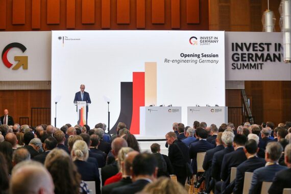 Friedrich Merz spricht in Berlin beim internationalen Investitionsgipfel vor Unternehmenschefs.