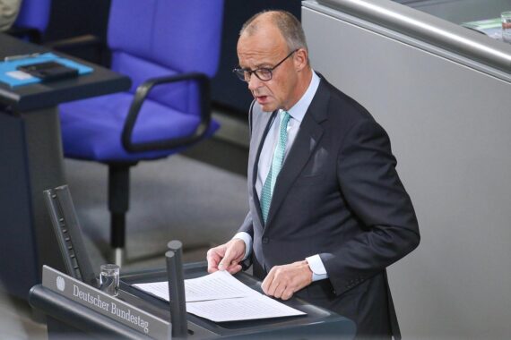 Friedrich Merz im Bundestag, am 14.10.2026, mit Blick auf seine Regierungserklärung zur EU-Gerechtigkeit.