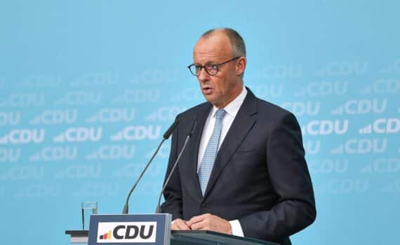 Friedrich Merz steht in Berlin, kündigt die Ernennung von Alexander Schweitzer zum Arbeitsminister an.