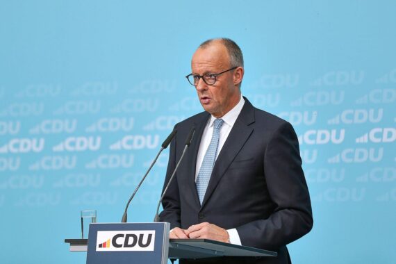 Friedrich Merz steht in Berlin, kündigt die Ernennung von Alexander Schweitzer zum Arbeitsminister an.