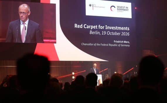 Friedrich Merz in Berlin wirbt beim Investitionsgipfel für ausländische Investitionen und offene Märkte.
