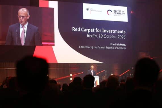 Friedrich Merz in Berlin wirbt beim Investitionsgipfel für ausländische Investitionen und offene Märkte.