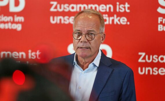 Matthias Miersch posiert im Archivfoto, SPD-Fraktionschef kommentiert Rentenreform und Rentengipfel.