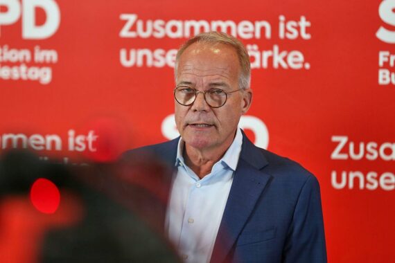 Matthias Miersch posiert im Archivfoto, SPD-Fraktionschef kommentiert Rentenreform und Rentengipfel.