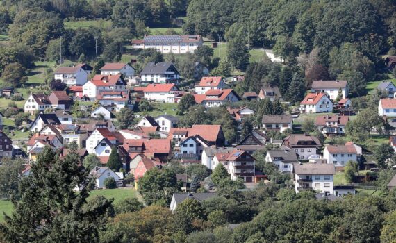 Wohnhäuser in einer ländlichen Gemeinde als Symbol für stark steigende Mieten außerhalb der Metropolen.