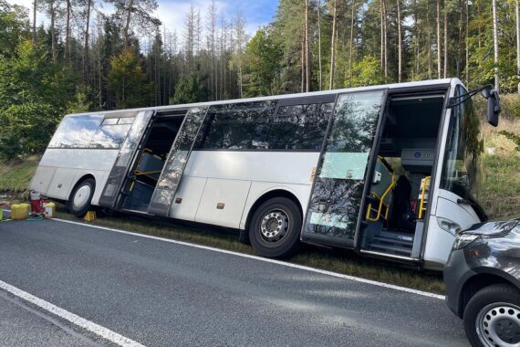 Schwerer Busunfall auf B281 bei Saalfeld—Feuerwehr und Polizei am abgesperrten Unfallort (Archivfoto).