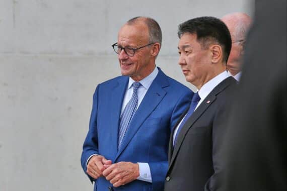 Friedrich Merz empfängt den mongolischen Präsidenten Ukhnaa Khurelsukh im Kanzleramt in Berlin.