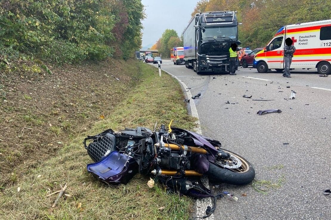 Motorradfahrer bei Unfall auf B10 bei Landau schwer verletzt