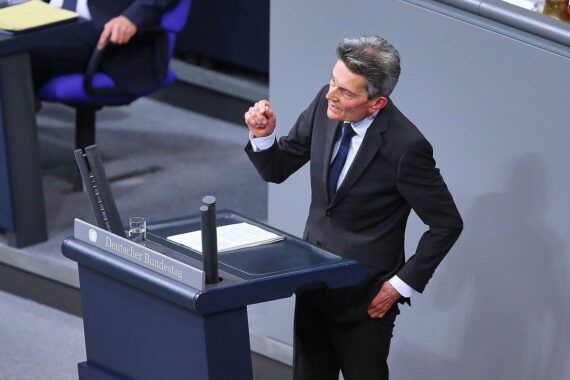 Rolf Mützenich (Archivfoto) vor Hintergrund zu Europas Diplomatie und Ukraine-Krieg, Berlin.