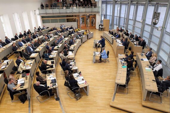 Landtagssitzung in Sachsen-Anhalt am 14.10.2026: SPD-Politiker Mützenich kritisiert AfD-BSW-Antrag gegen Russland-Sanktionen.
