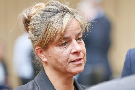 NRW-Wirtschaftsministerin Mona Neubaur bei einer Pressekonferenz, als Symbol für ihre Unterstützung der Eigenständigkeit Evoniks.