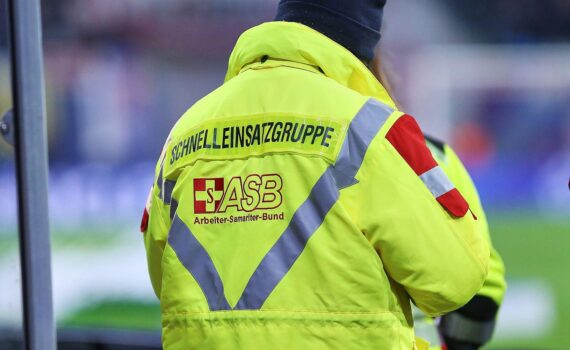 Sanitäter im Rettungsdienst (Archivfoto), Hinweis auf Notfallreform und Reform-Forderungen.