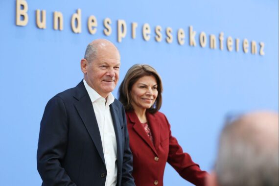 Olaf Scholz und Laura Chinchilla stellen die Entwicklungspolitische Nord-Süd-Kommission in Berlin vor.