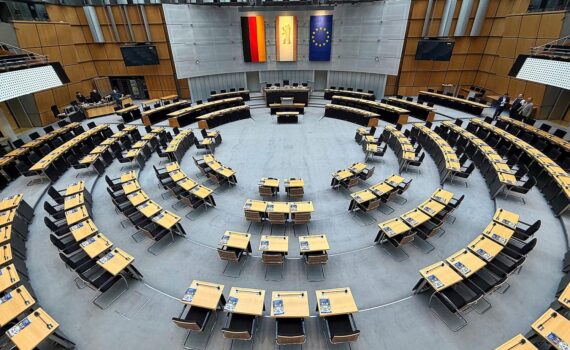 Plenarsaal des Berliner Abgeordnetenhauses mit Abgeordneten während der konstituierenden Sitzung.