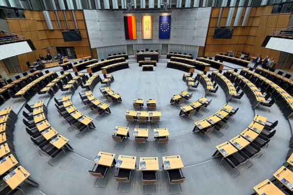Plenarsaal des Berliner Abgeordnetenhauses mit Abgeordneten während der konstituierenden Sitzung.