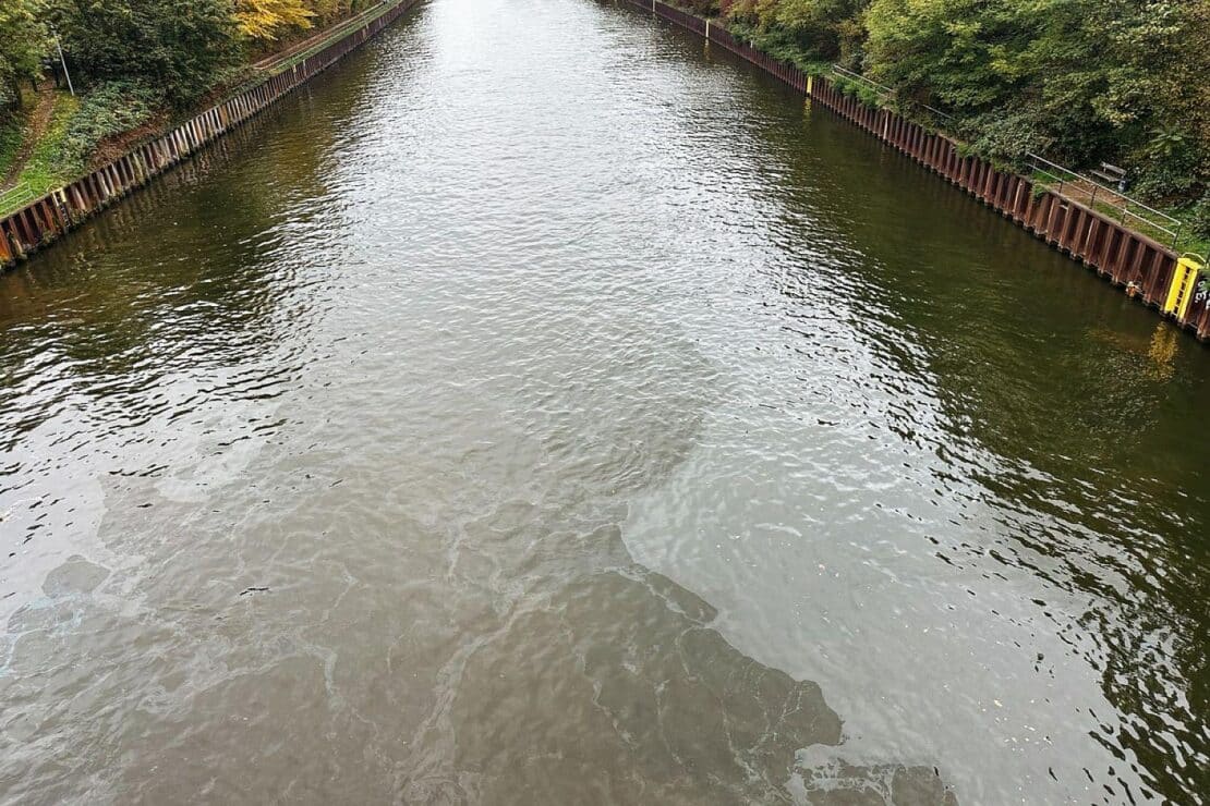Ölverschmutzung auf dem Rhein-Herne-Kanal bei Essen stoppt Schifffahrt