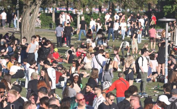 Junge Menschen demonstrieren friedlich mit Plakaten für Bildung, bezahlbares Wohnen, Klimaschutz und demokratische Teilhabe.
