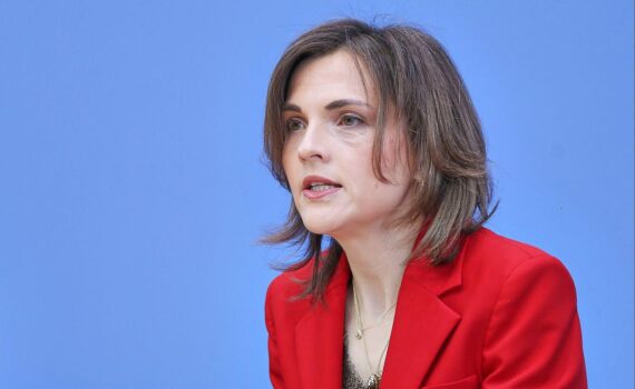 Elisabeth Kaiser bei einer Presseaufnahme, Tag der Deutschen Einheit, fordert eine ostdeutsche Bundespräsidentin.