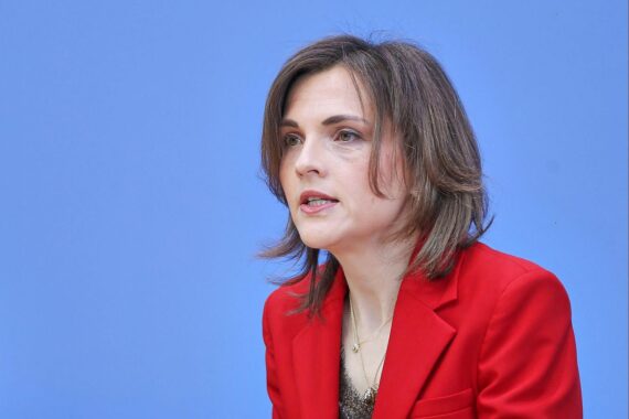 Elisabeth Kaiser bei einer Presseaufnahme, Tag der Deutschen Einheit, fordert eine ostdeutsche Bundespräsidentin.