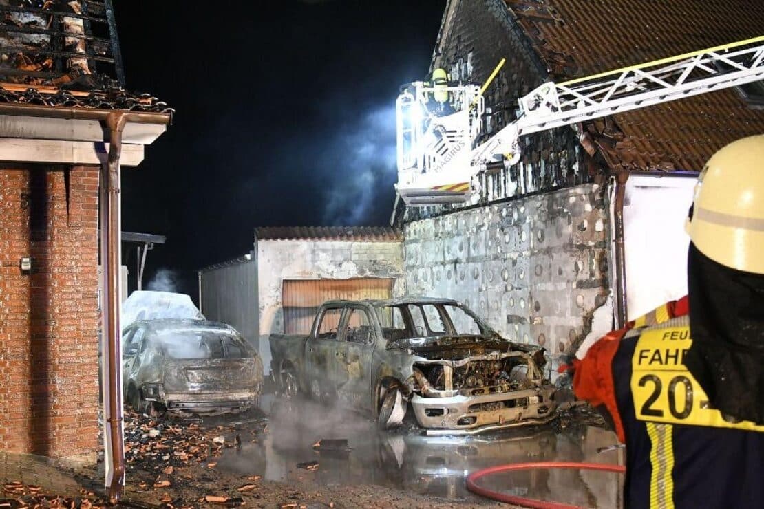 PKW-Brand in Elmshorn greift auf zwei Gebäude über