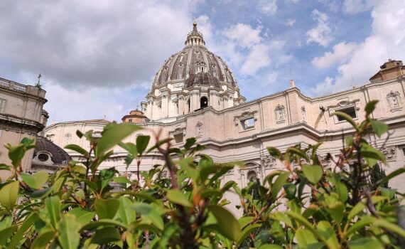 Petersdom im Vatikan: Papst Leo XIV. nach erfolgreicher Lungenoperation in der Gemelli-Klinik.