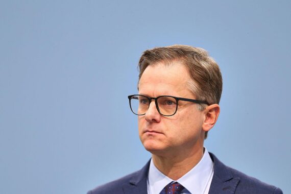Carsten Linnemann als Porträtmotiv zum Streit über Pflegekürzungen und die Reform der Pflegeversicherung.