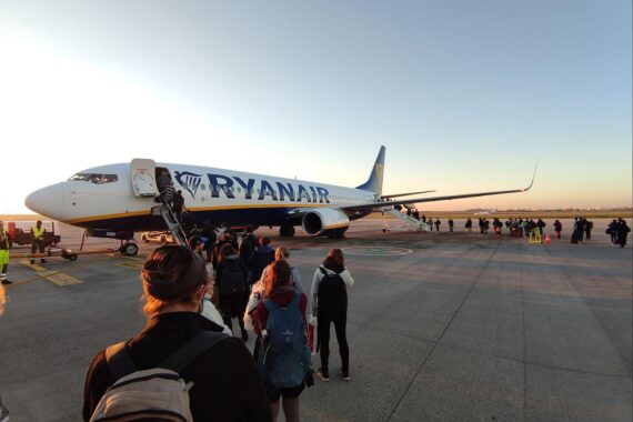 Passagiere laufen über ein Rollfeld zu einem Ryanair-Flugzeug (Archivfoto).