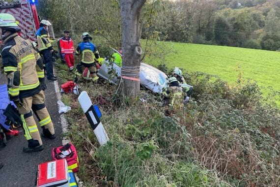 Verunfallter Pkw in Essen-Kupferdreh im Graben, Feuerwehreinsatz nach Kollision mit Baum.