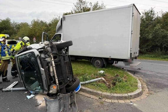 Verkehrsunfall: Pkw und Transporter in Hünxe-Bucholtwelmen, Feuerwehr sichert Unfallstelle, zwei leicht Verletzte.