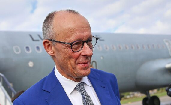 Friedrich Merz, aufgenommen am 22.10.2026, vor dem Hintergrund einer ZDF-Politbarometer-Wahlumfrage.