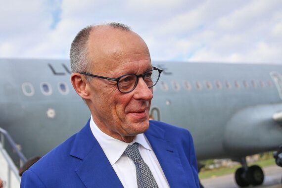 Friedrich Merz, aufgenommen am 22.10.2026, vor dem Hintergrund einer ZDF-Politbarometer-Wahlumfrage.