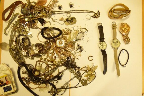 Sichergestellte Halsketten, Armbänder, Ringe, Ohrringe, auffällige Anhänger, drei Armbanduhren und ausländische Banknoten.