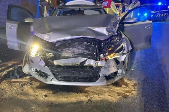 Unfallfahrzeug im Archiv: Polizei Duisburg ermittelt nach verbotenem Rennen, beschädigte Autos, zwei Verletzte.