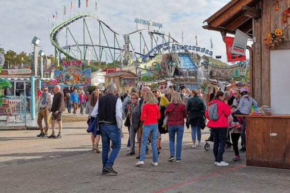Oktoberfest in München: Polizisten nach Festnahmen und Einsätzen, mit Polizeifahrzeug am Festgelände.