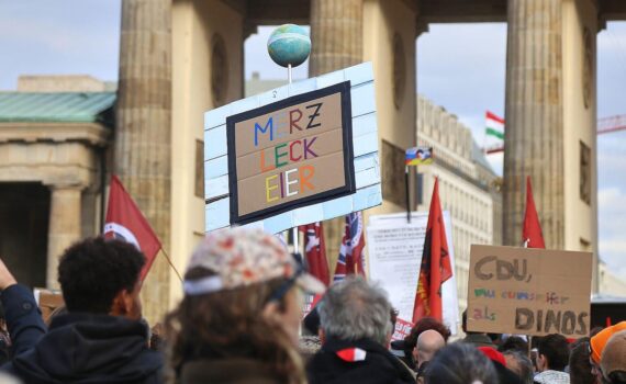 Junge Demonstrierende mit Plakaten beim Protesttag von „Gen Z regelt“, begleitet von Polizeikräften.