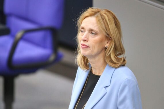 Bundesfamilienministerin Karin Prien im Porträt als Symbol für ihren Appell zu friedlichen Jugendprotesten.