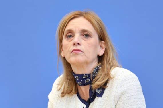Karin Prien (Archiv) spricht über Förderung kommunaler Demokratie-Projekte in Deutschland nach AfD-Wahlerfolgen.