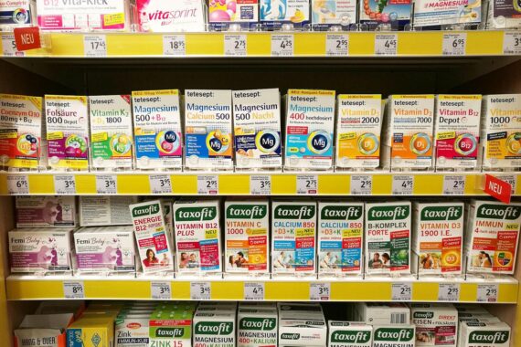 Vitaminkapseln und Nahrungsergänzungsmittel im Archiv, hergestellt in Nordrhein-Westfalen.