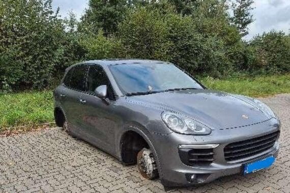 Gestohlene Alufelgen (21-Zoll) an einem Porsche: vier Räder fehlen nach Diebstahl vom Betriebsgelände.